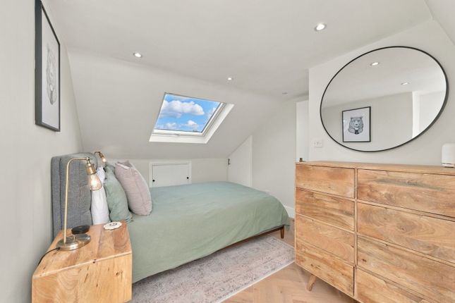 21A,, Dingwall Road, London photo 4