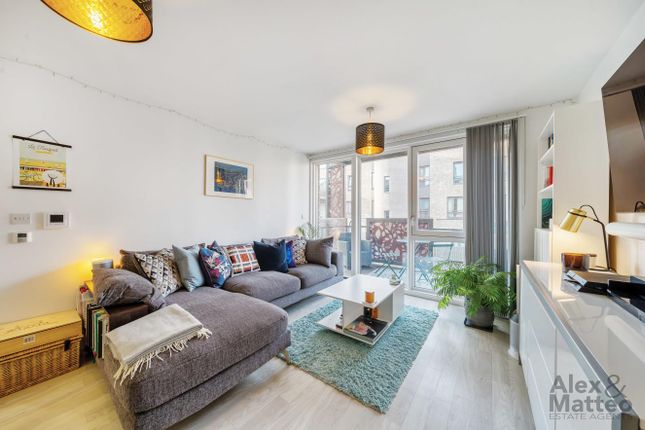 Flat for sale in Blondin Way, Rotherhithe