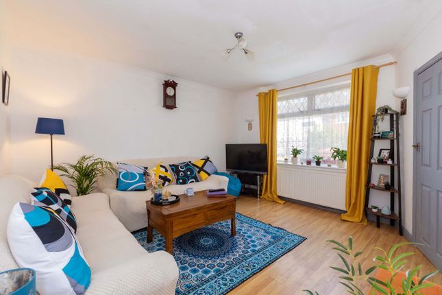 16, Stanley Green East, Langley photo 2