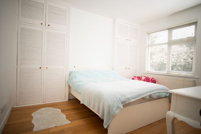 303b, Watford Way, London photo 2
