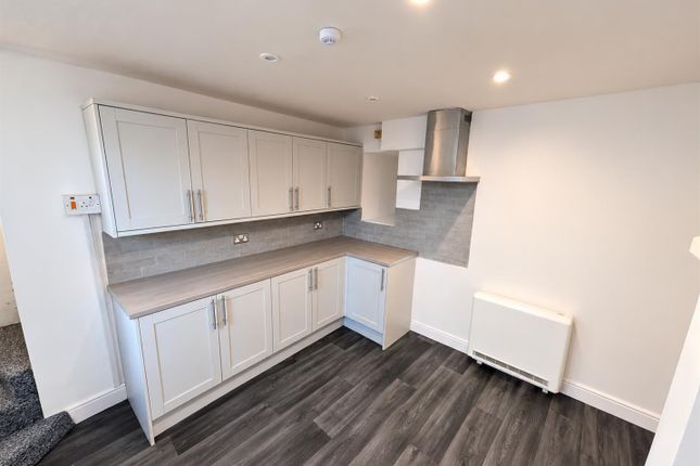 13, Ashgrove, Bradford photo 3