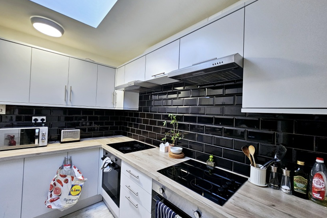 704, LONDON photo 2