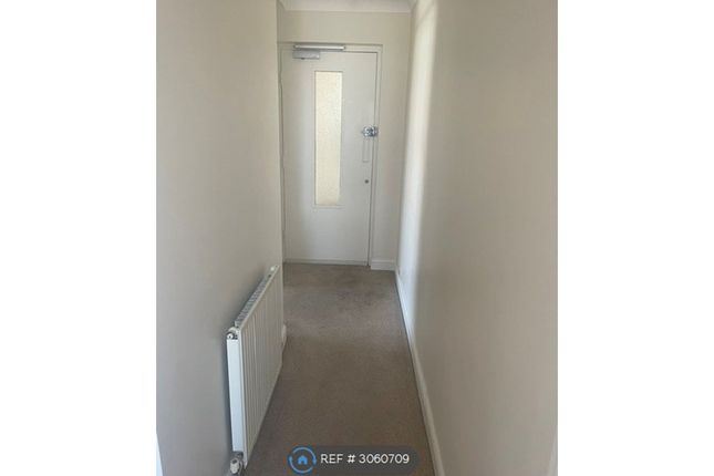 Windsor Court, Friern Barnet Lane, London photo 4