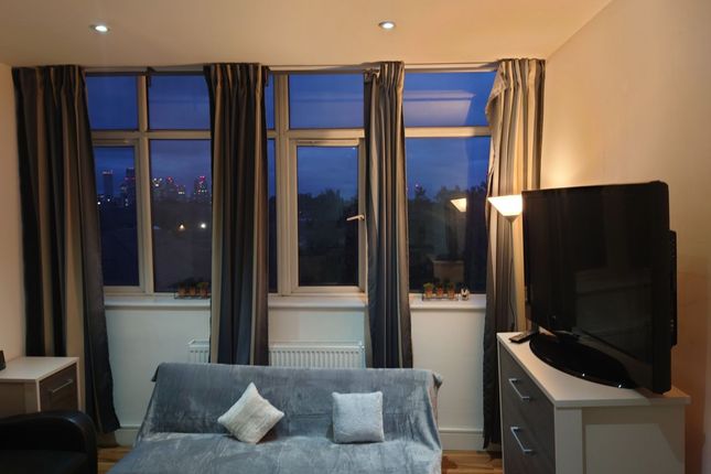 Flat to rent in Saint James's Road, London