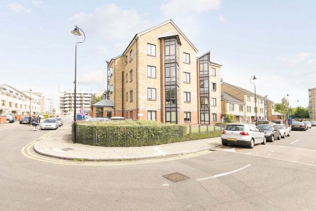 Flat to rent in Monteagle Way, Clapton