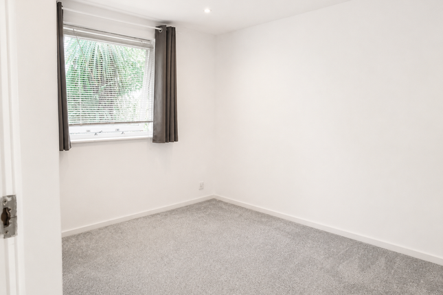 90, Staveley Gardens, London photo 3