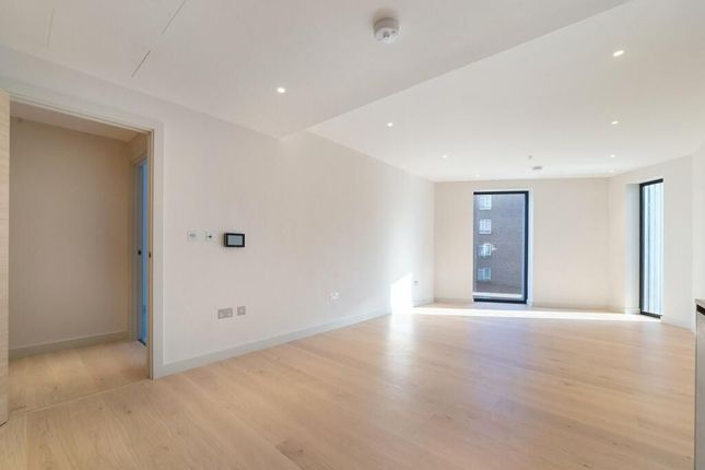 Flat to rent in Sutherland Street, London