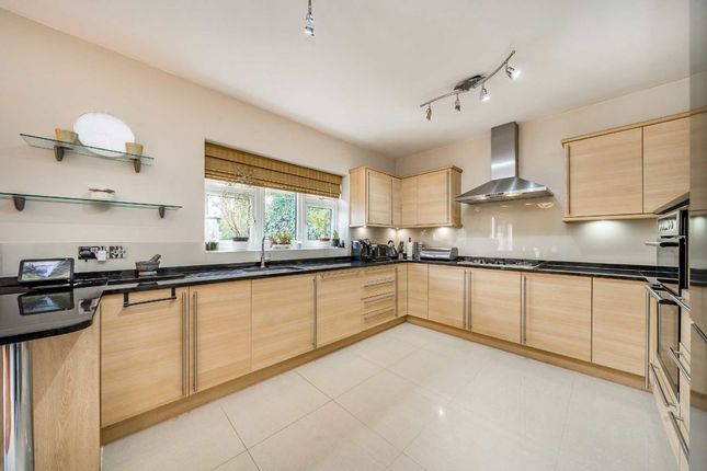 2, Brettenham Avenue, Walthamstow photo 2