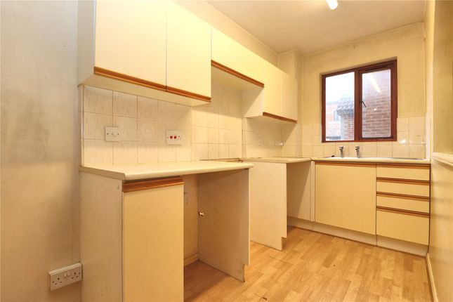 39, Templecombe Mews, Woking photo 4