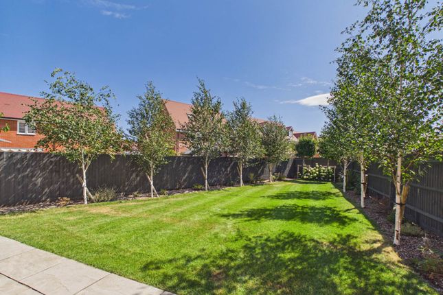 13, Morlands Drive, Aylesbury photo 2