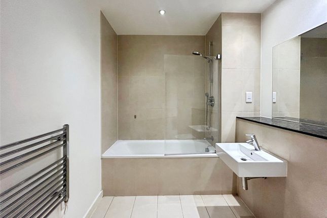 303, Lumiere Apartments, 58, St. John's Hill, London photo 4