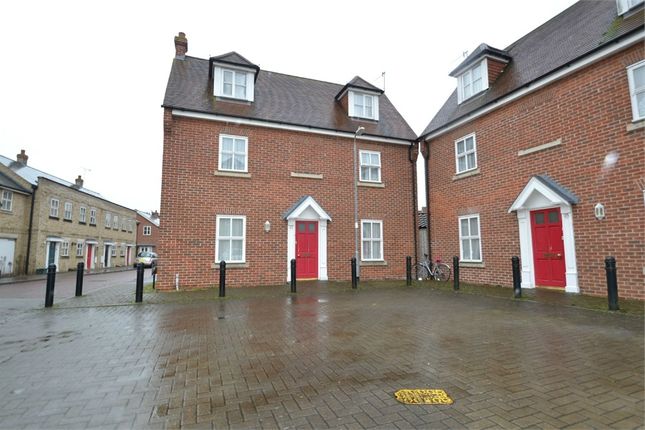 5 bed detached house to rent in Mascot Square, Colchester, Essex
