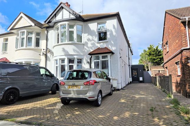 Flat to rent in Northville Drive, Westcliff-On-Sea