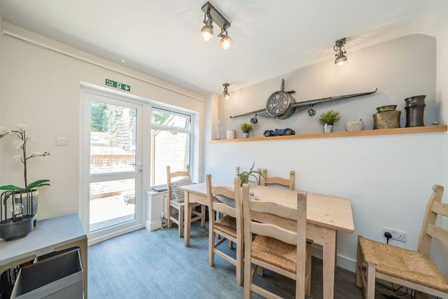 10, Vale Close, Weybridge photo 4