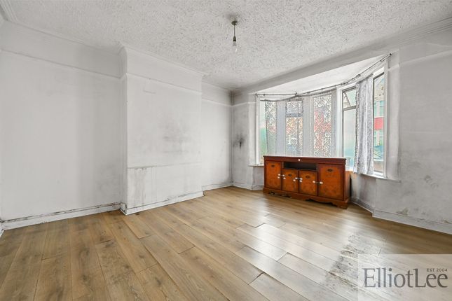 76 Fernbank Avenue, Wembley photo 2