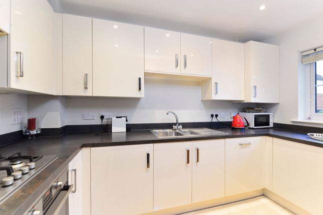 5 Alderbank Drive, Godalming photo 3