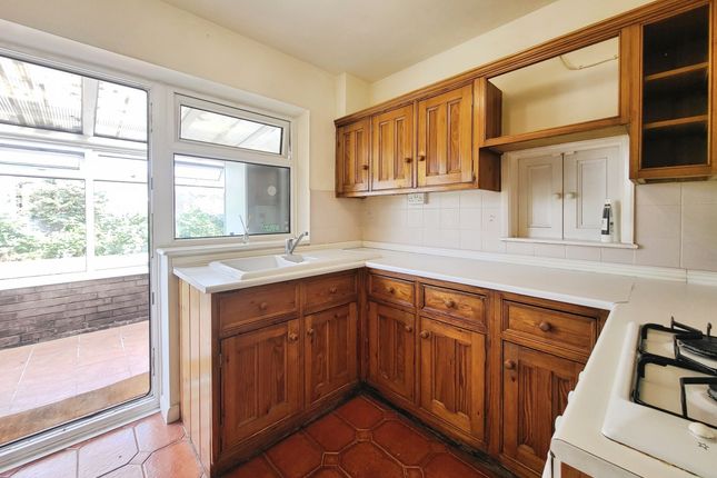 26 Springfield Crescent, Leicester photo 4