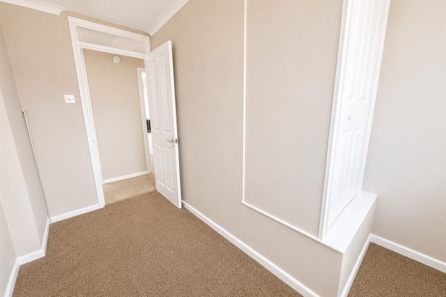 6, French Gardens, Camberley photo 5