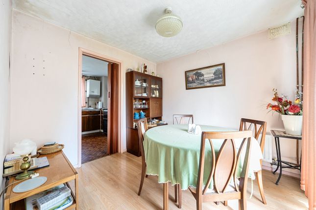 10, Potters Way, Surrey photo 3