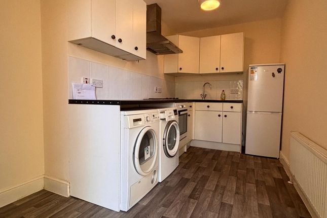 Flat B, Clovelly, 110, Brighton Road, Redhill photo 2
