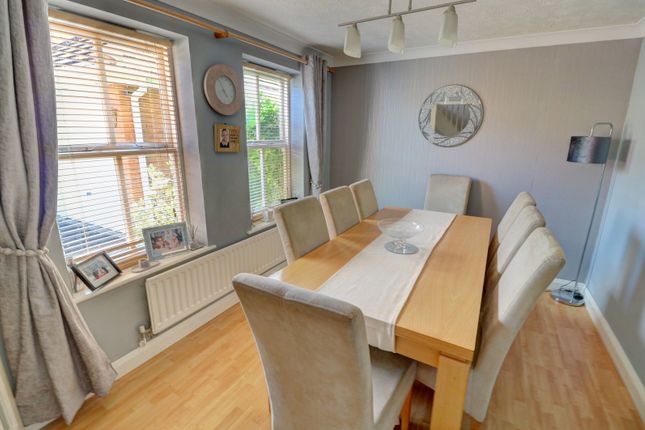 27, Corfe Avenue, Worcester photo 4