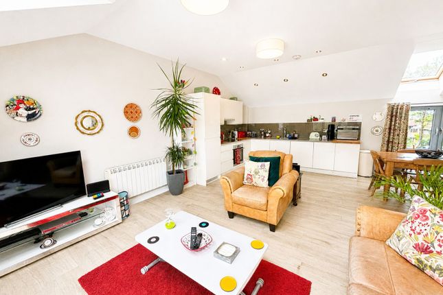36, Chrisharben Court Green End, Bradford photo 3