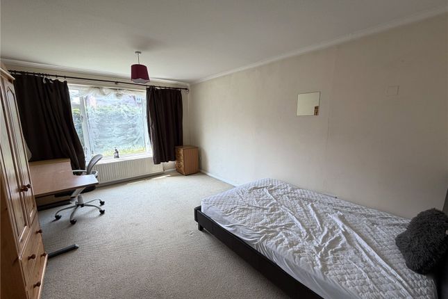 Room A, 125, Roman Way, Surrey photo 3