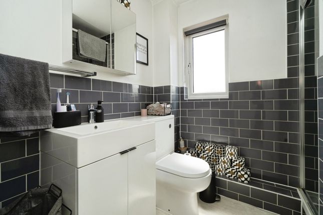 40, Escott Place, Chertsey photo 4