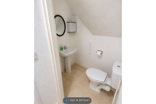 Flat, Harrogate Road Rawdon, Leeds photo 4