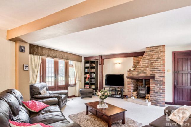 18, Carroll Hill, Loughton photo 4