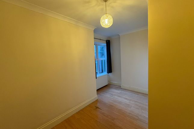 Flat A, 11, Golders Way, London photo 2