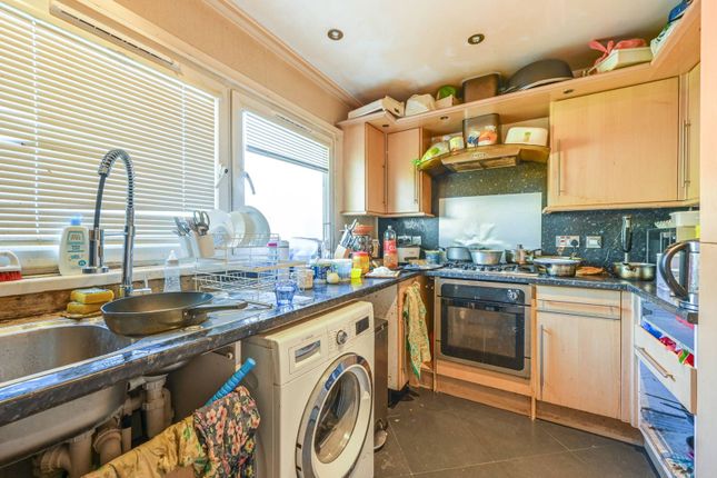 Flat for sale in Cable Street, Shadwell, London