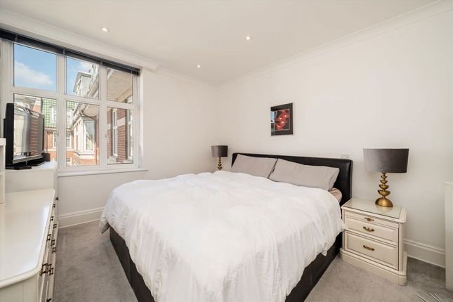 Flat 102, Haven Green Court, Haven Green, London photo 4