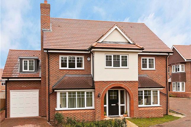 Thumbnail Detached house to rent in Fairway Close, Esher, Surrey