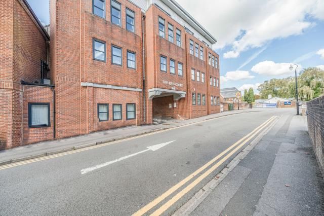 1-bed flat on Ownership, Flat 10 Taylers Court, Newbury, £200,000