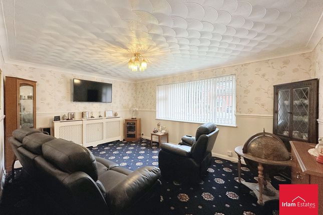 1 Somerset Close, Manchester photo 2