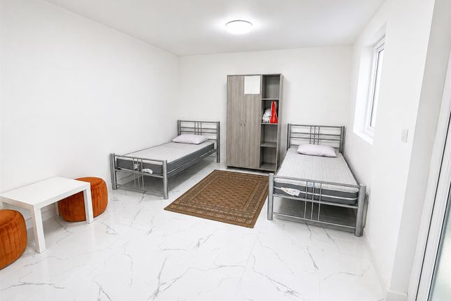 Studio 7, St Aubyns Avenue, Hounslow photo 2