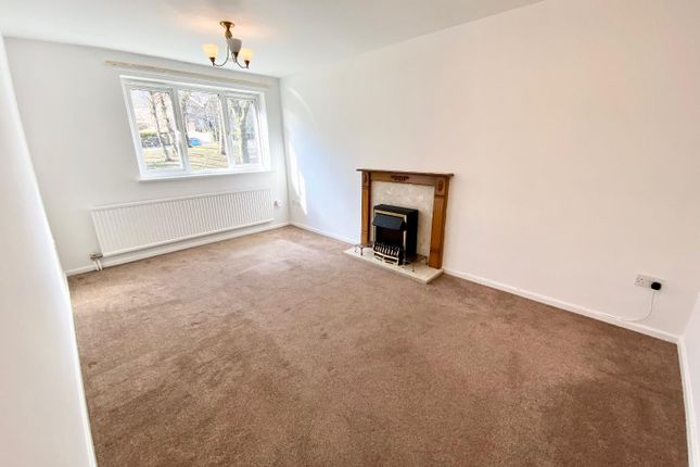 31, Woodfield Court, Huddersfield photo 4