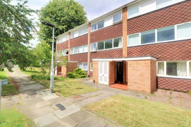 Maisonette to rent in Woodcote Drive, Orpington