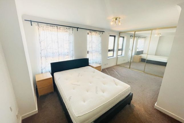 Flat to rent in Free Trade Wharf, 340 The Highway, London