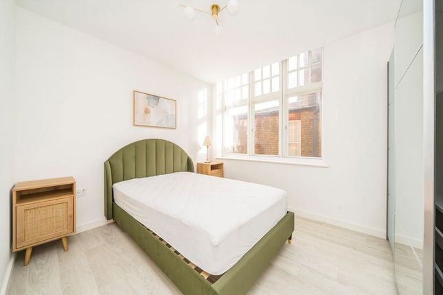 Flat 4, 22, Three Pigeons House, High Street, London photo 4