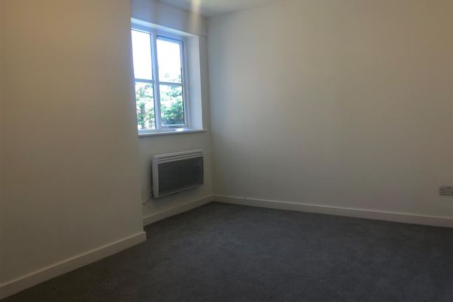 Flat to rent in Crown Rise, Watford