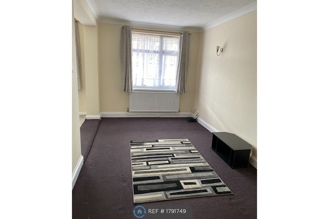Flat to rent in North Street, Romford
