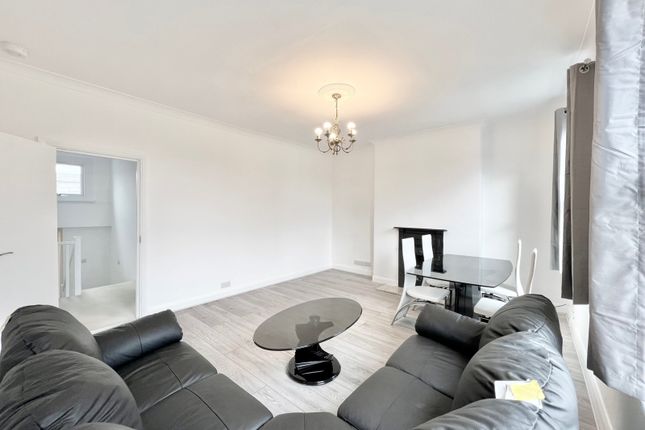 Flat  b, 38 Bravington Road, London photo 4