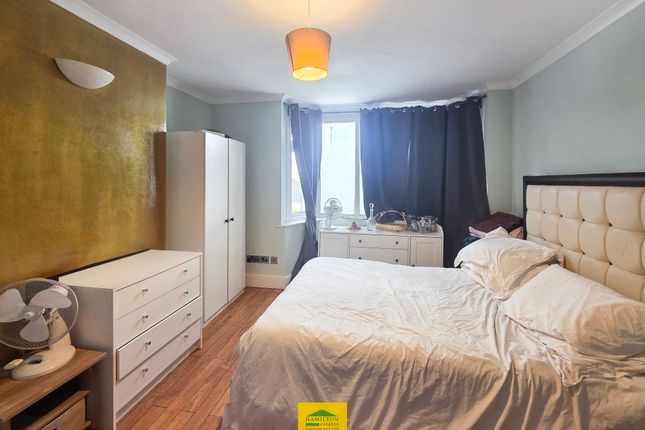 122, Crest Road, London photo 3