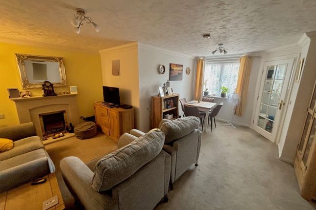 17, Matthews Lodge, Station Road, Addlestone photo 2