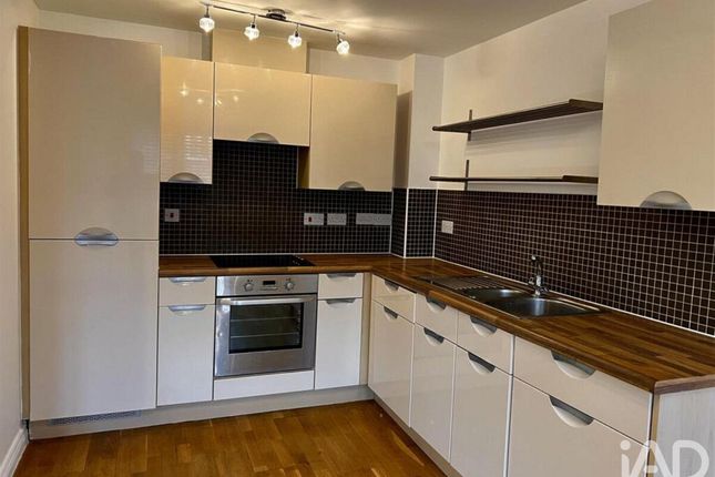 24, Waterfall Close, Hoddesdon photo 4