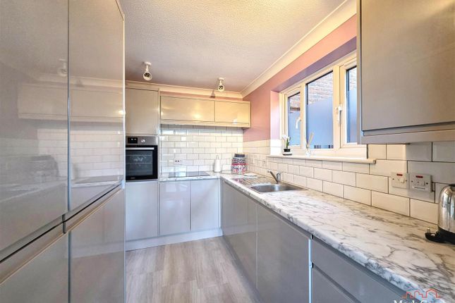 6, Oakmead Green, Epsom photo 3