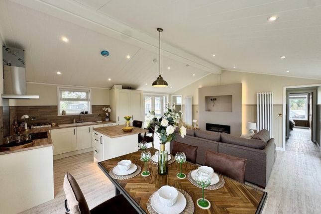 93, Little Meadow, Woodside photo 2