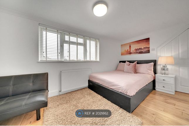 Detached house to rent in Woodfarrs, London